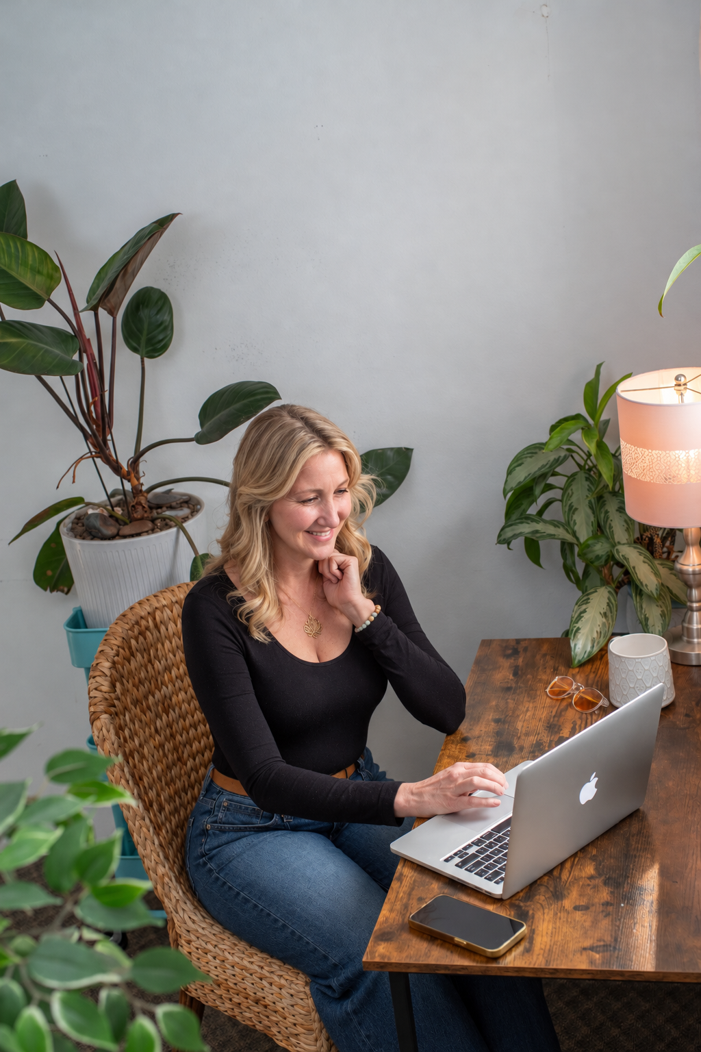 Rene Munday, MS, CN having an online appointment with a client